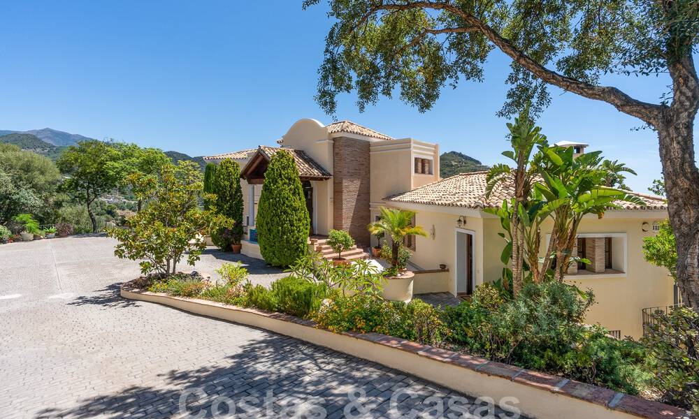 Spaanse luxevilla te koop met panoramisch uitzicht in een gated community omgeven door natuur in Marbella - Benahavis 55358