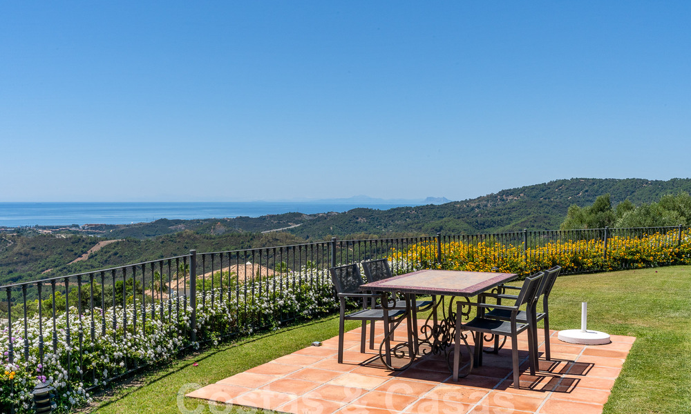 Spaanse luxevilla te koop met panoramisch uitzicht in een gated community omgeven door natuur in Marbella - Benahavis 55367
