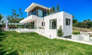 Ruime, eigentijdse luxevilla, gelegen op eerstelijns golf met uitzicht op de La Concha berg te Nueva Andalucia, Marbella 55558 