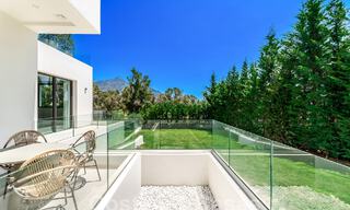 Ruime, eigentijdse luxevilla, gelegen op eerstelijns golf met uitzicht op de La Concha berg te Nueva Andalucia, Marbella 55560 