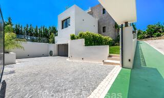 Ruime, eigentijdse luxevilla, gelegen op eerstelijns golf met uitzicht op de La Concha berg te Nueva Andalucia, Marbella 55562 