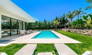 Ruime, eigentijdse luxevilla, gelegen op eerstelijns golf met uitzicht op de La Concha berg te Nueva Andalucia, Marbella 55563 