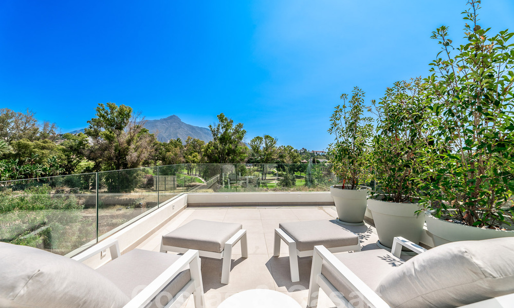 Ruime, eigentijdse luxevilla, gelegen op eerstelijns golf met uitzicht op de La Concha berg te Nueva Andalucia, Marbella 55567