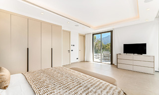Ruime, eigentijdse luxevilla, gelegen op eerstelijns golf met uitzicht op de La Concha berg te Nueva Andalucia, Marbella 55568 