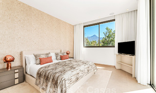Ruime, eigentijdse luxevilla, gelegen op eerstelijns golf met uitzicht op de La Concha berg te Nueva Andalucia, Marbella 55570 