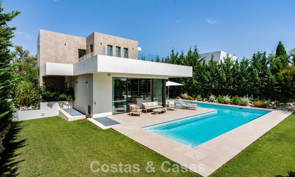 Ruime, eigentijdse luxevilla, gelegen op eerstelijns golf met uitzicht op de La Concha berg te Nueva Andalucia, Marbella 786387