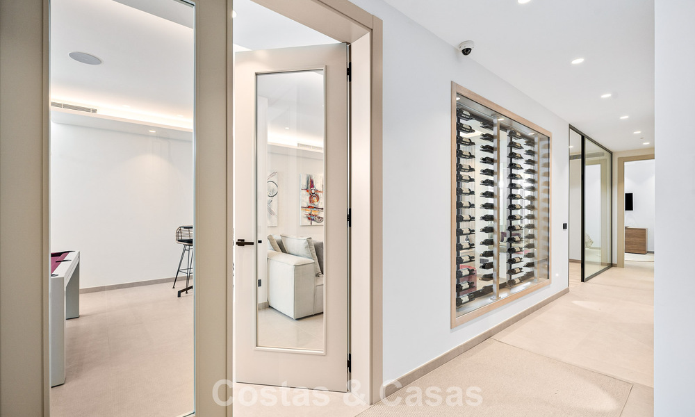 Ruime, eigentijdse luxevilla, gelegen op eerstelijns golf met uitzicht op de La Concha berg te Nueva Andalucia, Marbella 786389