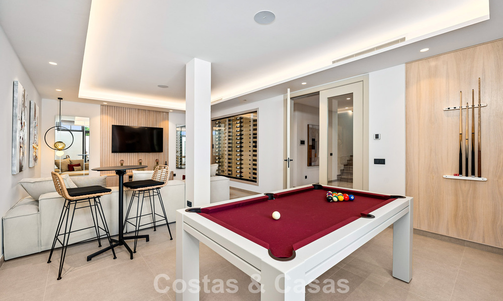Ruime, eigentijdse luxevilla, gelegen op eerstelijns golf met uitzicht op de La Concha berg te Nueva Andalucia, Marbella 786390