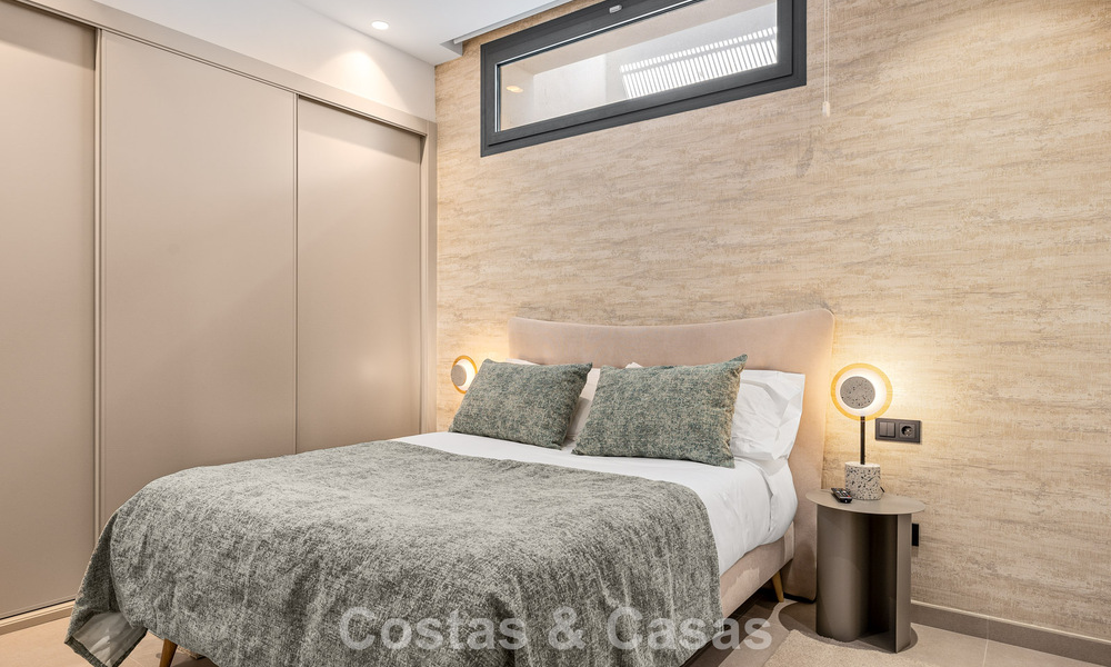 Ruime, eigentijdse luxevilla, gelegen op eerstelijns golf met uitzicht op de La Concha berg te Nueva Andalucia, Marbella 786395