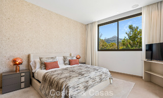 Ruime, eigentijdse luxevilla, gelegen op eerstelijns golf met uitzicht op de La Concha berg te Nueva Andalucia, Marbella 786398 