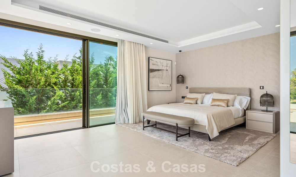 Ruime, eigentijdse luxevilla, gelegen op eerstelijns golf met uitzicht op de La Concha berg te Nueva Andalucia, Marbella 786400