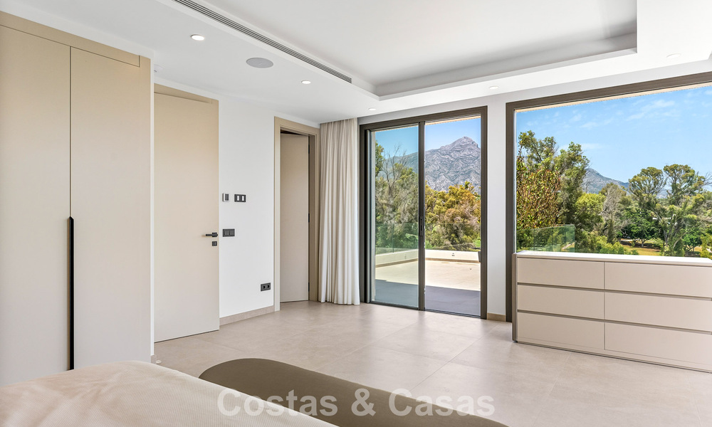 Ruime, eigentijdse luxevilla, gelegen op eerstelijns golf met uitzicht op de La Concha berg te Nueva Andalucia, Marbella 786401