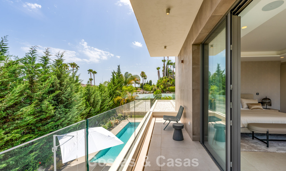 Ruime, eigentijdse luxevilla, gelegen op eerstelijns golf met uitzicht op de La Concha berg te Nueva Andalucia, Marbella 786402
