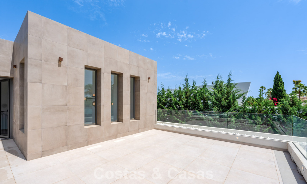 Ruime, eigentijdse luxevilla, gelegen op eerstelijns golf met uitzicht op de La Concha berg te Nueva Andalucia, Marbella 786403
