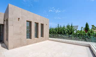 Ruime, eigentijdse luxevilla, gelegen op eerstelijns golf met uitzicht op de La Concha berg te Nueva Andalucia, Marbella 786403 