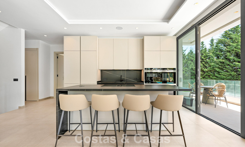 Ruime, eigentijdse luxevilla, gelegen op eerstelijns golf met uitzicht op de La Concha berg te Nueva Andalucia, Marbella 786405