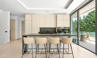 Ruime, eigentijdse luxevilla, gelegen op eerstelijns golf met uitzicht op de La Concha berg te Nueva Andalucia, Marbella 786405 