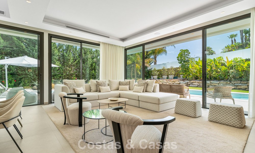 Ruime, eigentijdse luxevilla, gelegen op eerstelijns golf met uitzicht op de La Concha berg te Nueva Andalucia, Marbella 786406