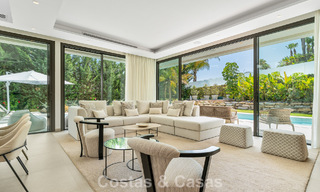 Ruime, eigentijdse luxevilla, gelegen op eerstelijns golf met uitzicht op de La Concha berg te Nueva Andalucia, Marbella 786406 