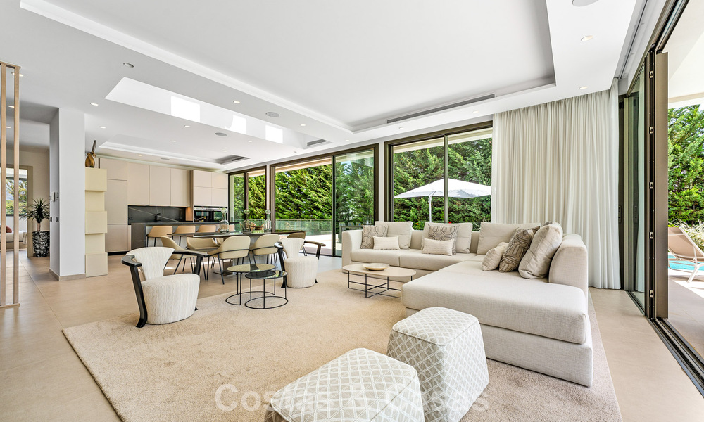 Ruime, eigentijdse luxevilla, gelegen op eerstelijns golf met uitzicht op de La Concha berg te Nueva Andalucia, Marbella 786407
