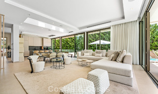 Ruime, eigentijdse luxevilla, gelegen op eerstelijns golf met uitzicht op de La Concha berg te Nueva Andalucia, Marbella 786407 