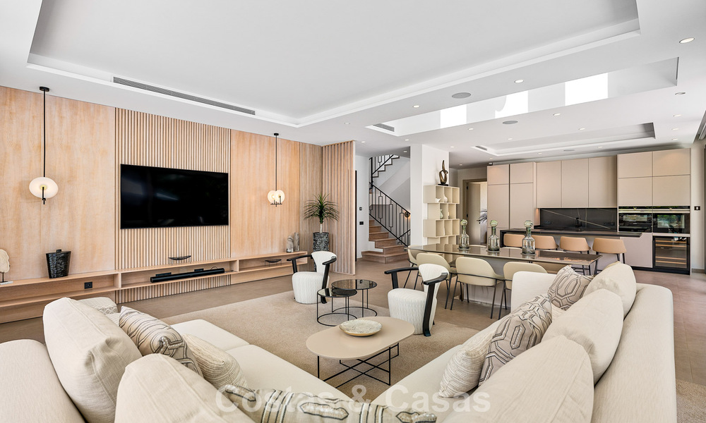 Ruime, eigentijdse luxevilla, gelegen op eerstelijns golf met uitzicht op de La Concha berg te Nueva Andalucia, Marbella 786408