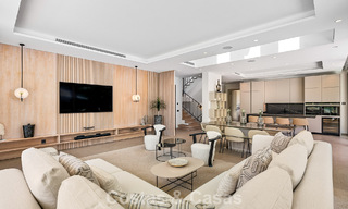 Ruime, eigentijdse luxevilla, gelegen op eerstelijns golf met uitzicht op de La Concha berg te Nueva Andalucia, Marbella 786408 