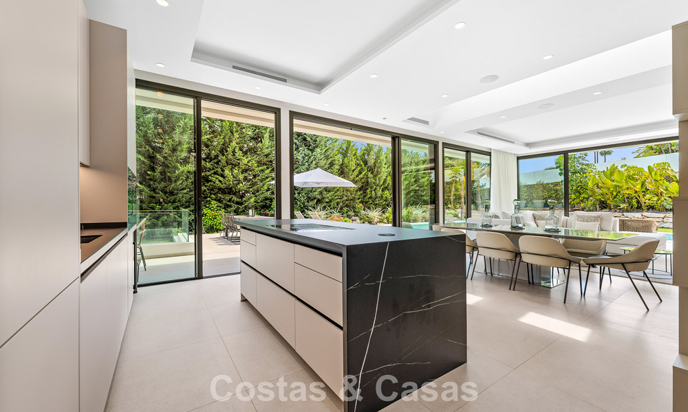 Ruime, eigentijdse luxevilla, gelegen op eerstelijns golf met uitzicht op de La Concha berg te Nueva Andalucia, Marbella 786409