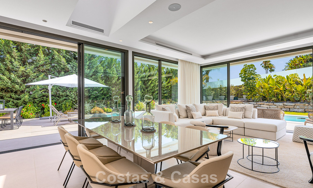 Ruime, eigentijdse luxevilla, gelegen op eerstelijns golf met uitzicht op de La Concha berg te Nueva Andalucia, Marbella 786410