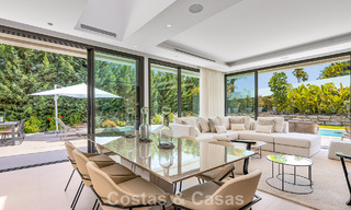 Ruime, eigentijdse luxevilla, gelegen op eerstelijns golf met uitzicht op de La Concha berg te Nueva Andalucia, Marbella 786410 