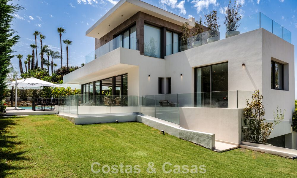 Ruime, eigentijdse luxevilla, gelegen op eerstelijns golf met uitzicht op de La Concha berg te Nueva Andalucia, Marbella 786411