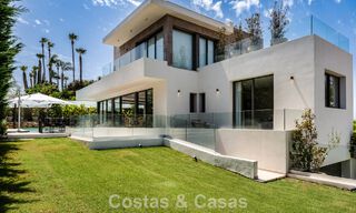 Ruime, eigentijdse luxevilla, gelegen op eerstelijns golf met uitzicht op de La Concha berg te Nueva Andalucia, Marbella 786411 