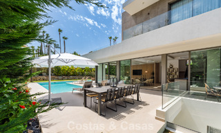 Ruime, eigentijdse luxevilla, gelegen op eerstelijns golf met uitzicht op de La Concha berg te Nueva Andalucia, Marbella 786412 