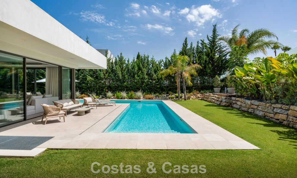 Ruime, eigentijdse luxevilla, gelegen op eerstelijns golf met uitzicht op de La Concha berg te Nueva Andalucia, Marbella 786413