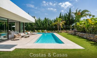 Ruime, eigentijdse luxevilla, gelegen op eerstelijns golf met uitzicht op de La Concha berg te Nueva Andalucia, Marbella 786413 