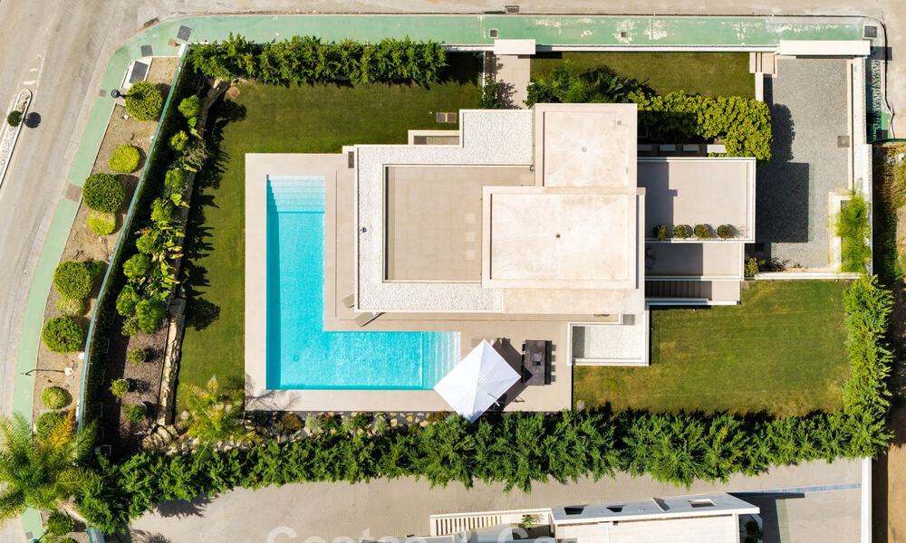 Ruime, eigentijdse luxevilla, gelegen op eerstelijns golf met uitzicht op de La Concha berg te Nueva Andalucia, Marbella 786415