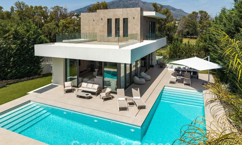 Ruime, eigentijdse luxevilla, gelegen op eerstelijns golf met uitzicht op de La Concha berg te Nueva Andalucia, Marbella 786416