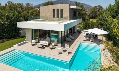 Ruime, eigentijdse luxevilla, gelegen op eerstelijns golf met uitzicht op de La Concha berg te Nueva Andalucia, Marbella 786416