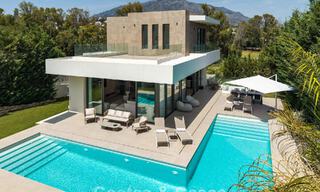 Ruime, eigentijdse luxevilla, gelegen op eerstelijns golf met uitzicht op de La Concha berg te Nueva Andalucia, Marbella 786416 