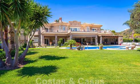 Statige luxe mansion in Andalusische stijl met zeezicht in de golfvallei van Nueva Andalucia, Marbella 55650