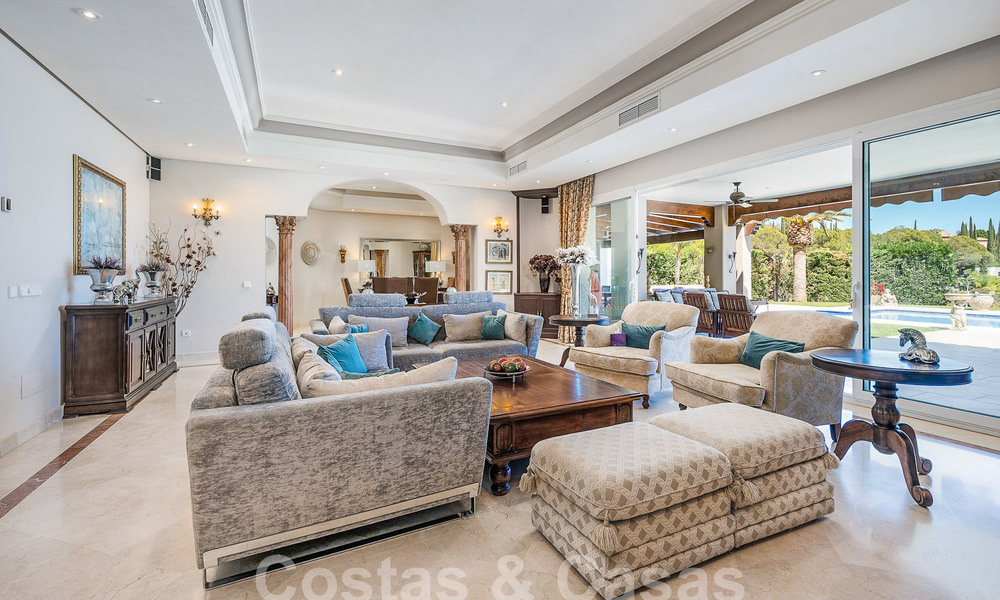 Statige luxe mansion in Andalusische stijl met zeezicht in de golfvallei van Nueva Andalucia, Marbella 55660