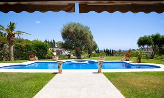 Statige luxe mansion in Andalusische stijl met zeezicht in de golfvallei van Nueva Andalucia, Marbella 55661 