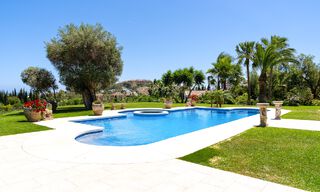 Statige luxe mansion in Andalusische stijl met zeezicht in de golfvallei van Nueva Andalucia, Marbella 55668 