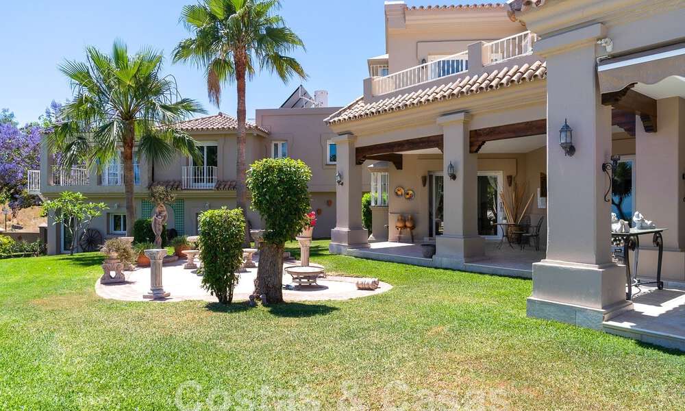 Statige luxe mansion in Andalusische stijl met zeezicht in de golfvallei van Nueva Andalucia, Marbella 55669