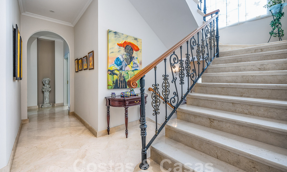 Statige luxe mansion in Andalusische stijl met zeezicht in de golfvallei van Nueva Andalucia, Marbella 55671