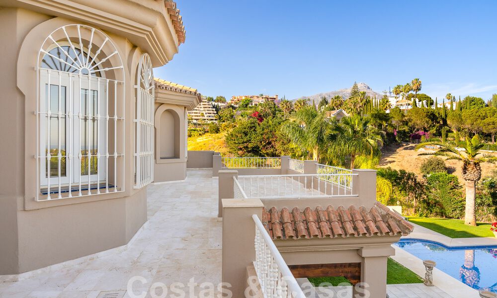 Statige luxe mansion in Andalusische stijl met zeezicht in de golfvallei van Nueva Andalucia, Marbella 55677