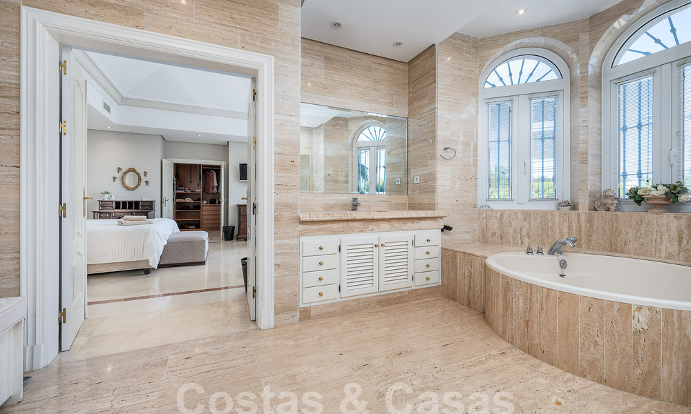 Statige luxe mansion in Andalusische stijl met zeezicht in de golfvallei van Nueva Andalucia, Marbella 55679