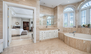Statige luxe mansion in Andalusische stijl met zeezicht in de golfvallei van Nueva Andalucia, Marbella 55679 