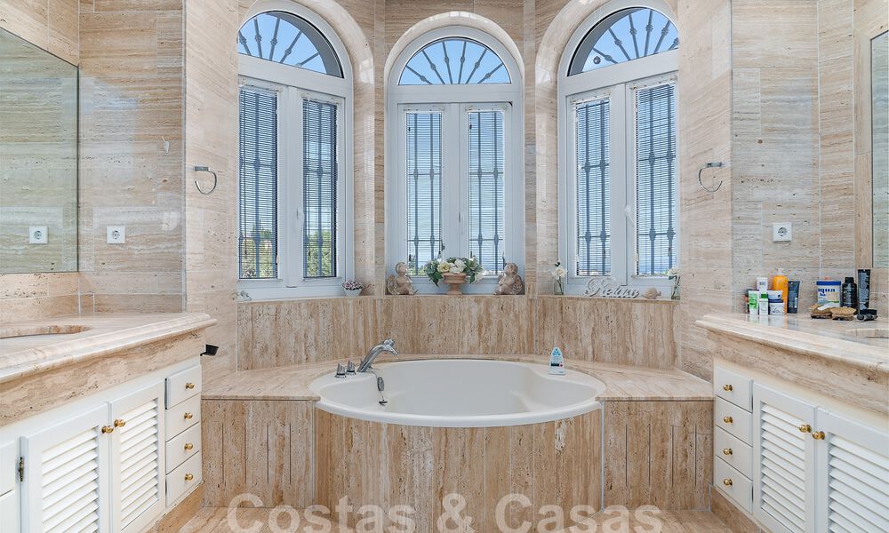 Statige luxe mansion in Andalusische stijl met zeezicht in de golfvallei van Nueva Andalucia, Marbella 55680