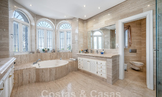 Statige luxe mansion in Andalusische stijl met zeezicht in de golfvallei van Nueva Andalucia, Marbella 55681 